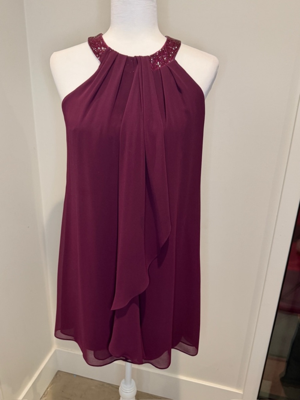 Sleeveless Jewel-Neck Chiffon Shift Dress in Burgundy